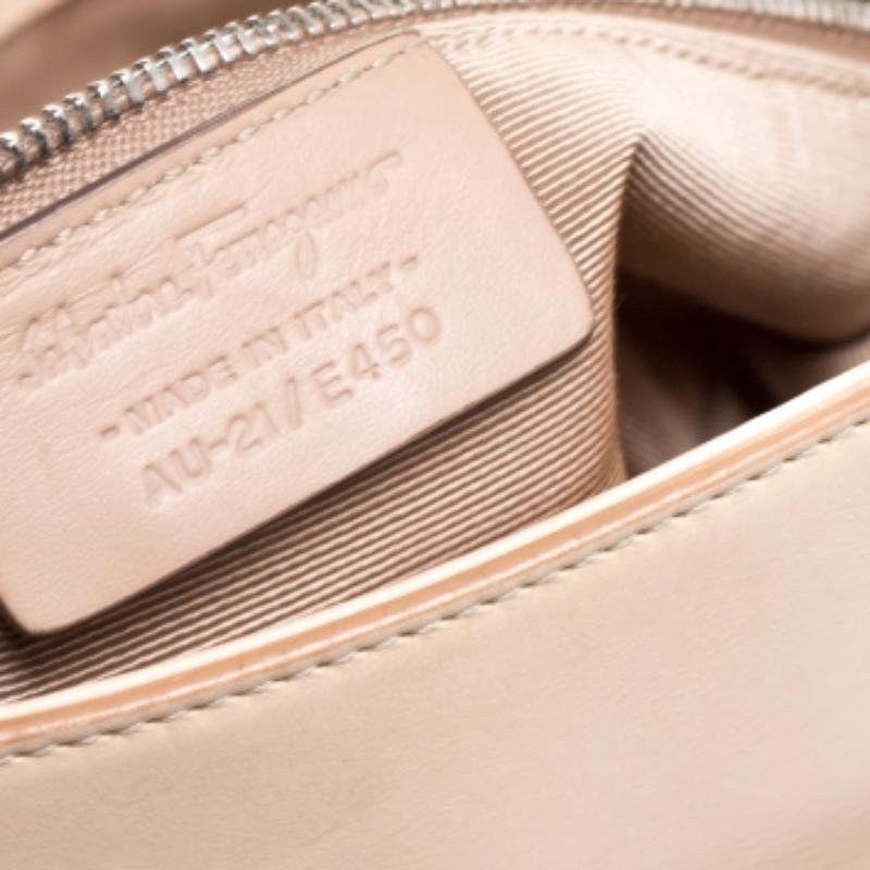 Salvatore Ferragamo Beige Leder-Tasche im Angebot 6