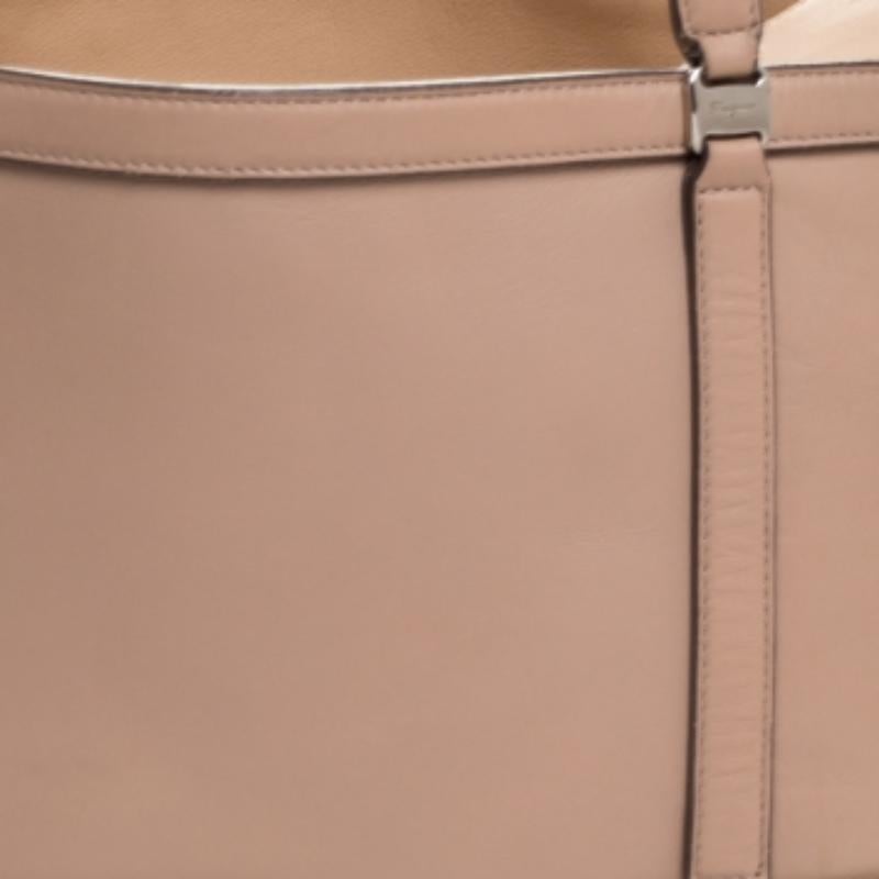 Diese schöne Tragetasche ist eine Kreation, die Sie sich nicht entgehen lassen sollten! Sie wurde von Salvatore Ferragamo in Italien entworfen, aus hochwertigem Leder gefertigt und ist in einem schönen Beigeton gehalten. Sie verfügt über zwei