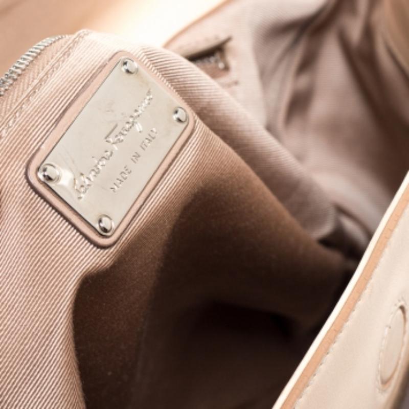 Salvatore Ferragamo Beige Leder-Tasche im Angebot 5