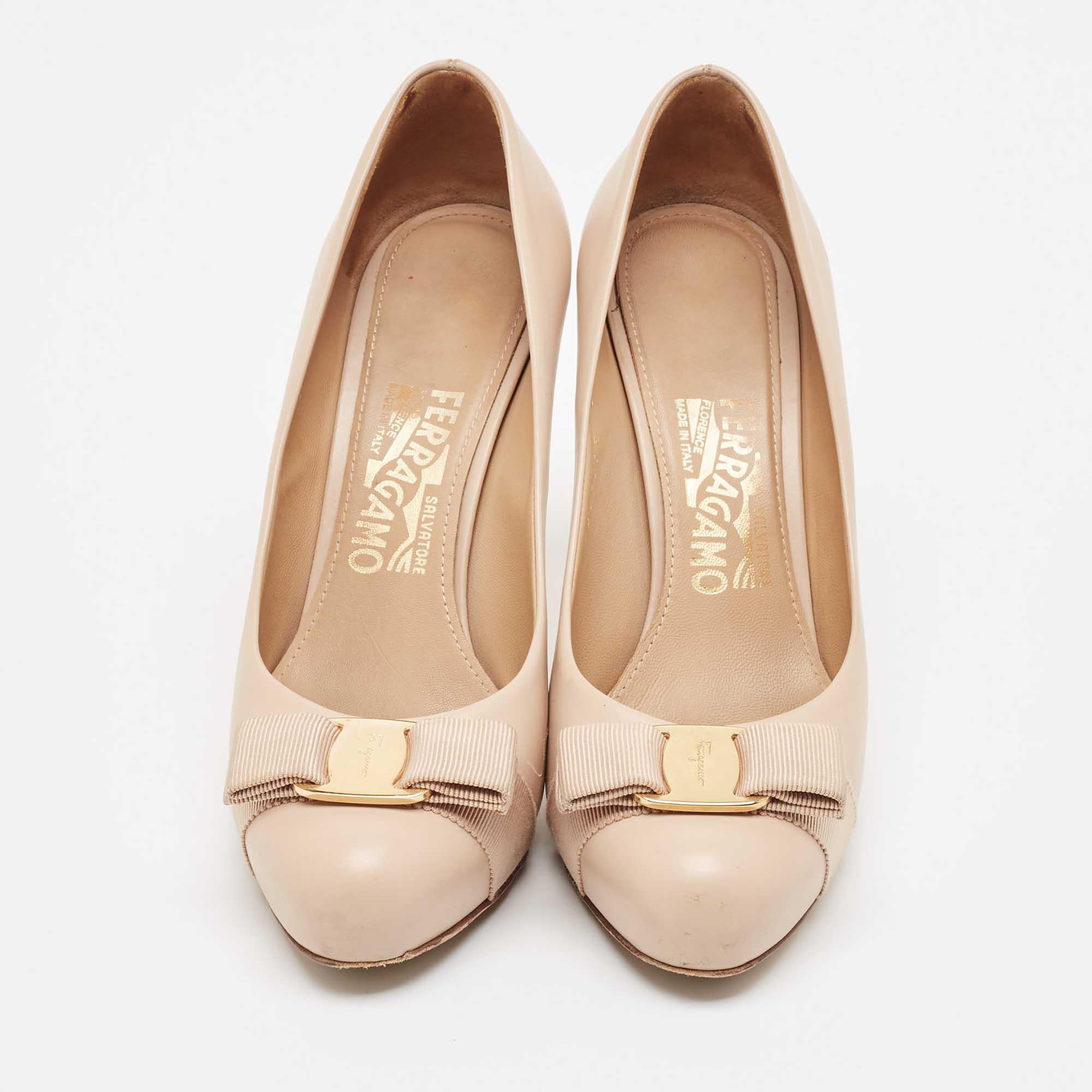 Beige Salvatore Ferragamo Pumps con fiocco Vara in pelle beige misura 37,5
