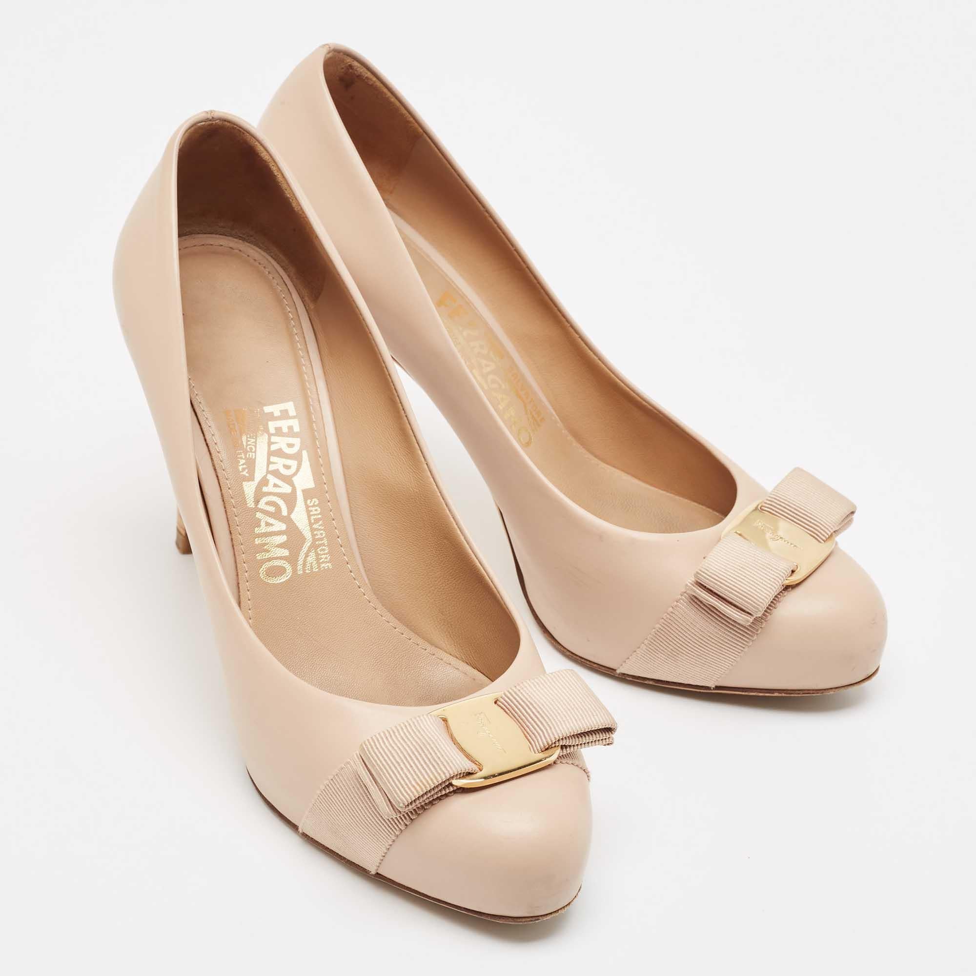 Salvatore Ferragamo Pumps con fiocco Vara in pelle beige misura 37,5 In condizioni buone a Dubai, Al Qouz 2