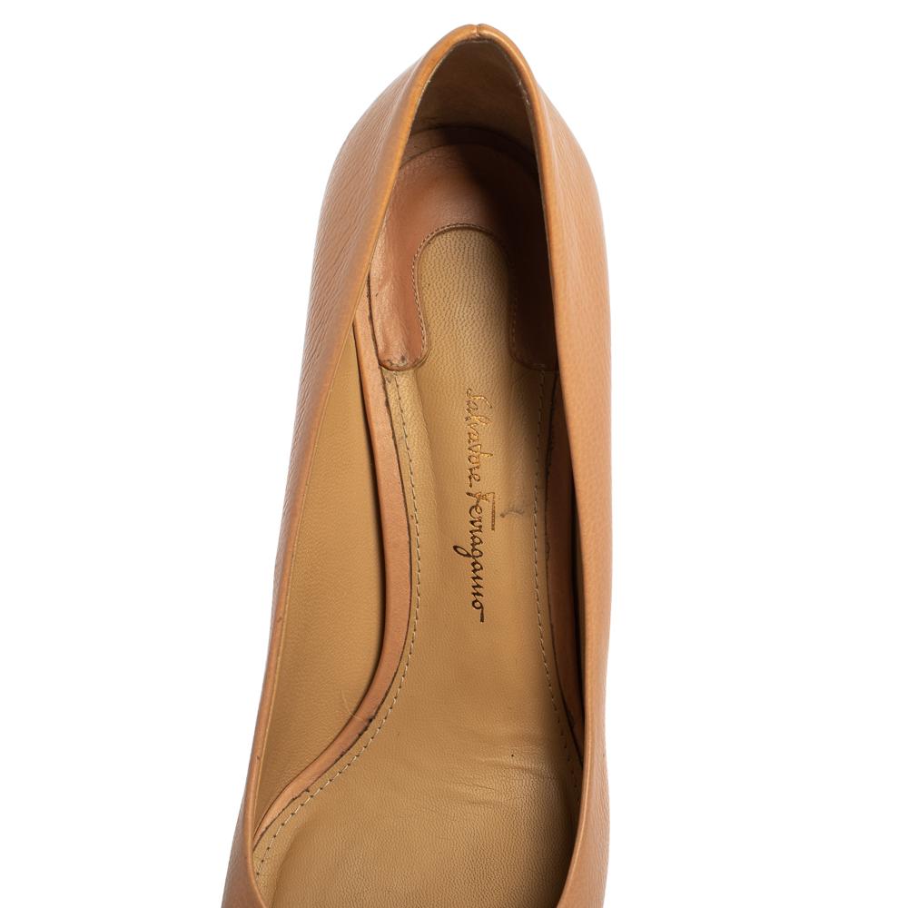 Salvatore Ferragamo Beige Leather Varina Block Heel Pumps Size 37.5 In Good Condition In Dubai, Al Qouz 2