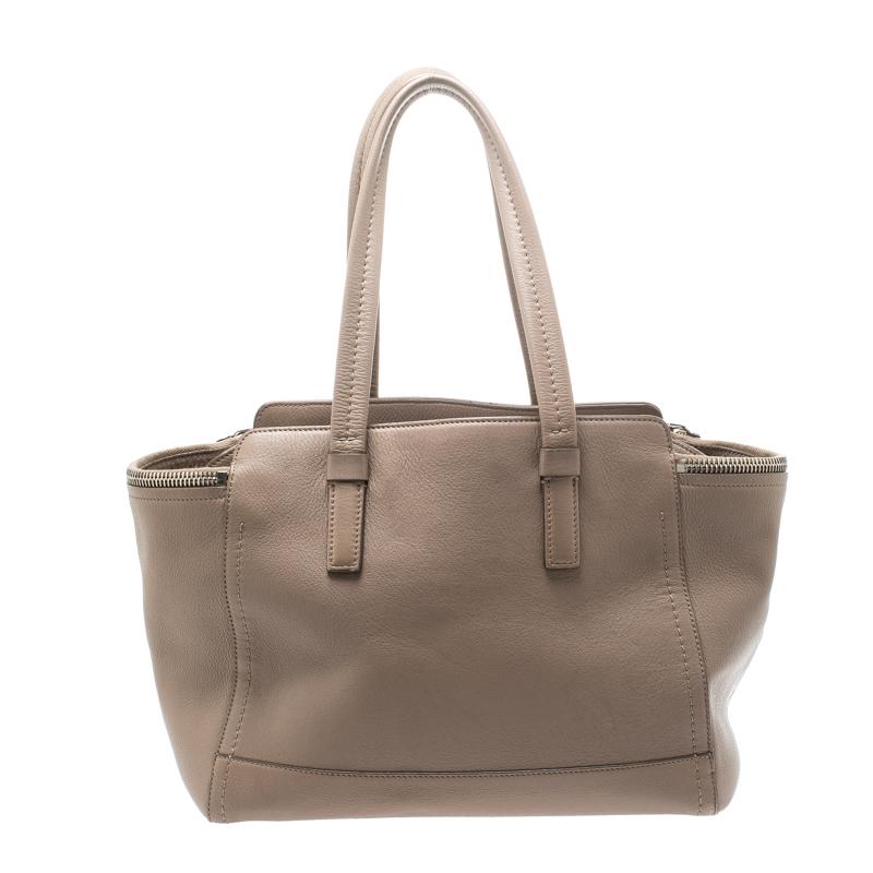 Make an uplifting appearance with this smart leather bag paired along with an equally modern outfit. Lined with suede on the inside, it keeps all your essentials intact. Salvatore Ferragamo is known for excellence in craftsmanship and this tote is