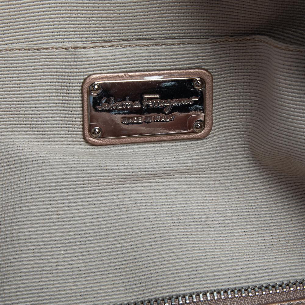 Salvatore Ferragamo Bolso Boston de charol en relieve Gancini Beige/Metálico 5