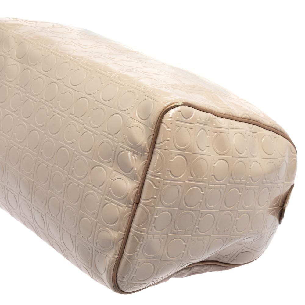Salvatore Ferragamo Bolso Boston de charol en relieve Gancini Beige/Metálico 6