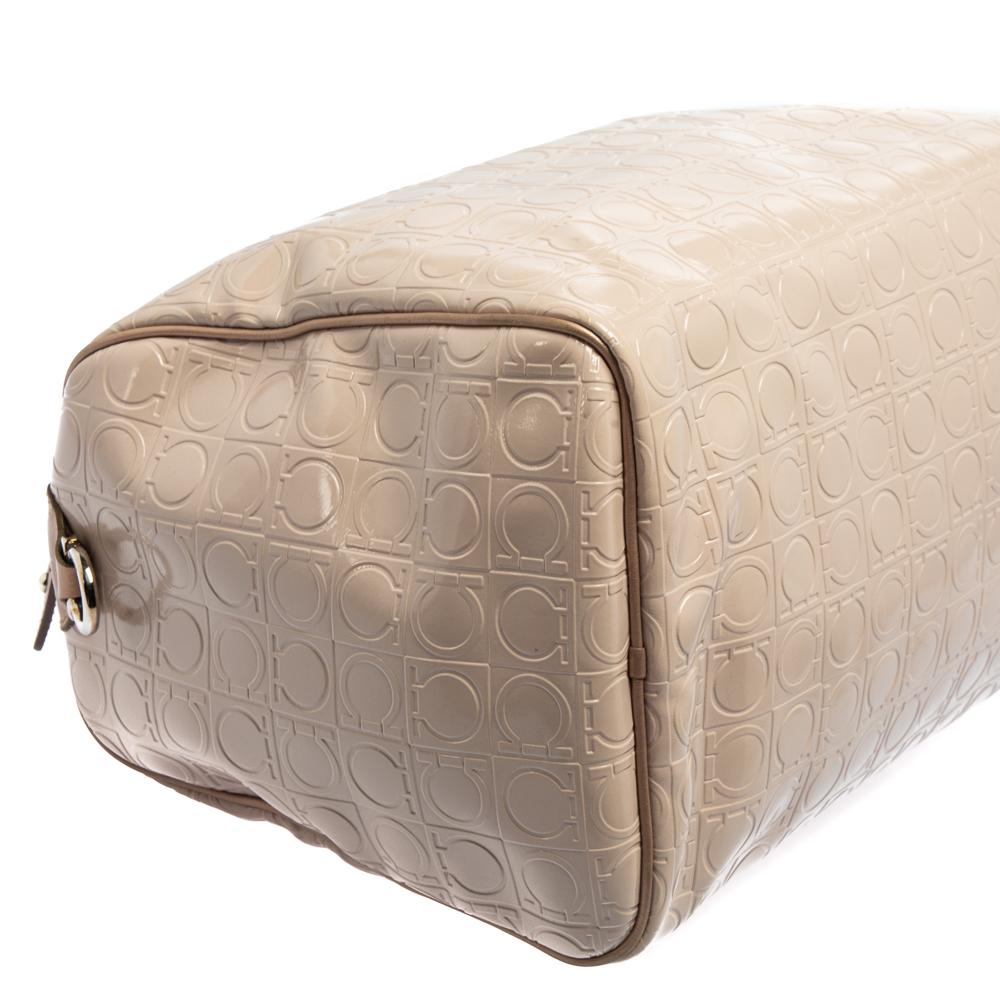 Salvatore Ferragamo Bolso Boston de charol en relieve Gancini Beige/Metálico 7