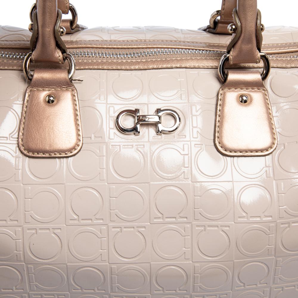 Salvatore Ferragamo Bolso Boston de charol en relieve Gancini Beige/Metálico 8