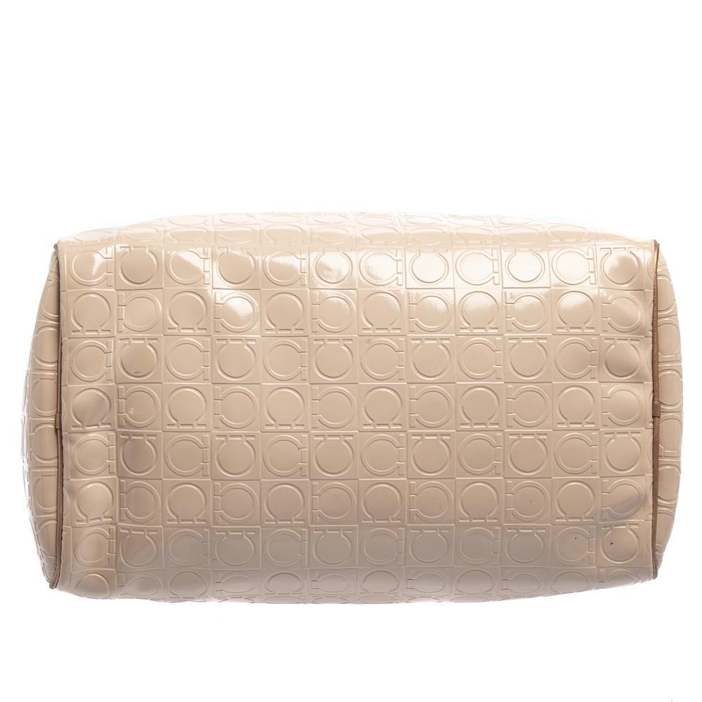 De las mujeres Salvatore Ferragamo Bolso Boston de charol en relieve Gancini Beige/Metálico