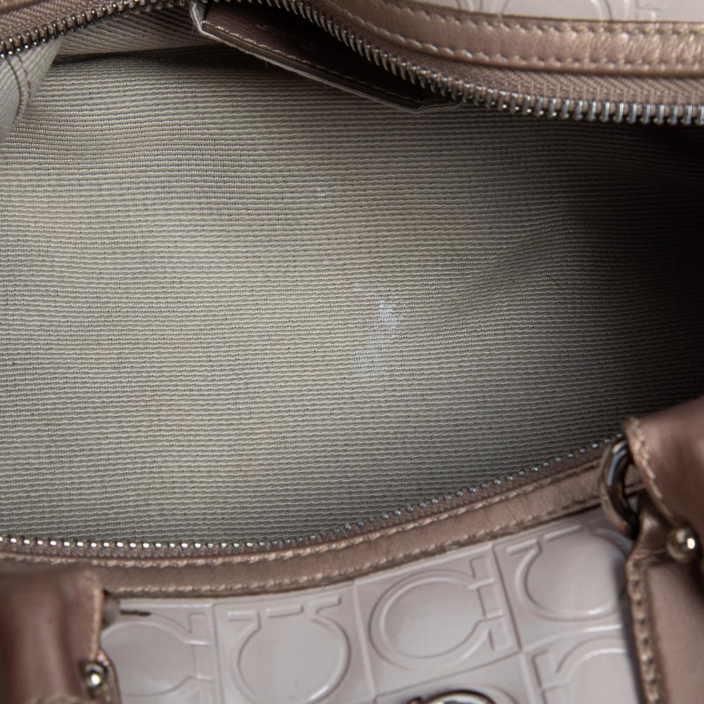 Salvatore Ferragamo Bolso Boston de charol en relieve Gancini Beige/Metálico 1