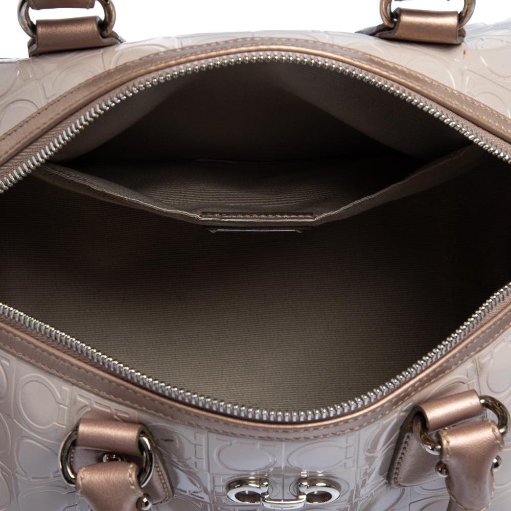 Salvatore Ferragamo Bolso Boston de charol en relieve Gancini Beige/Metálico 3