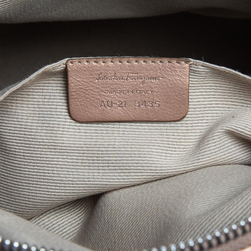 Salvatore Ferragamo Bolso Boston de charol en relieve Gancini Beige/Metálico 4