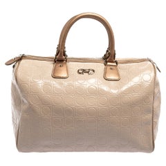 Salvatore Ferragamo Bolso Boston de charol en relieve Gancini Beige/Metálico