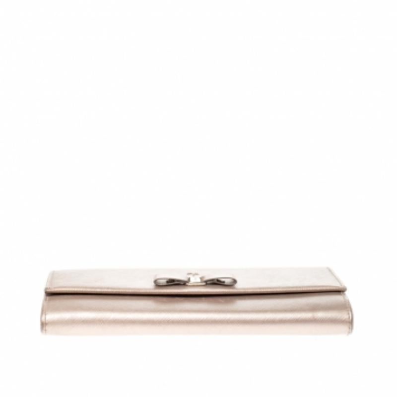 Salvatore Ferragamo Beige Metallic Portemonnaie aus Leder mit kontinentaler Schleife im Angebot 6