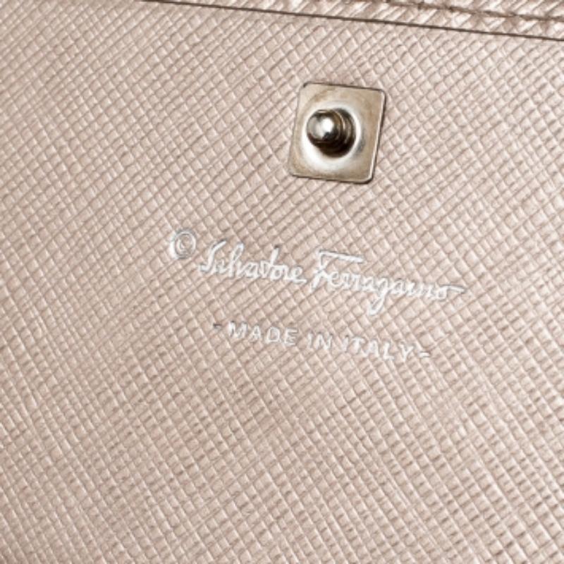 Salvatore Ferragamo Beige Metallic Portemonnaie aus Leder mit kontinentaler Schleife Damen im Angebot