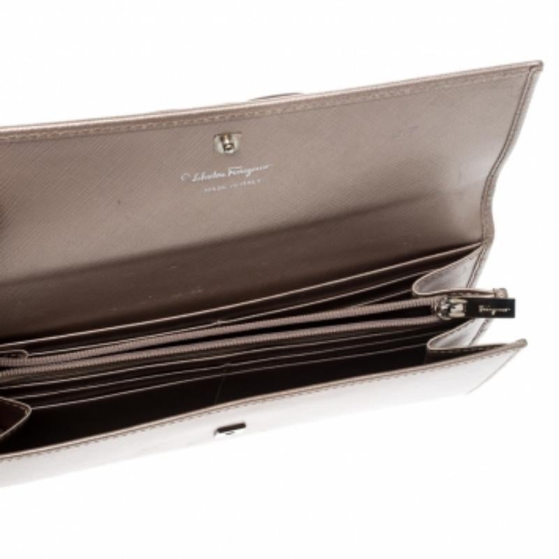 Salvatore Ferragamo Beige Metallic Portemonnaie aus Leder mit kontinentaler Schleife im Angebot 2
