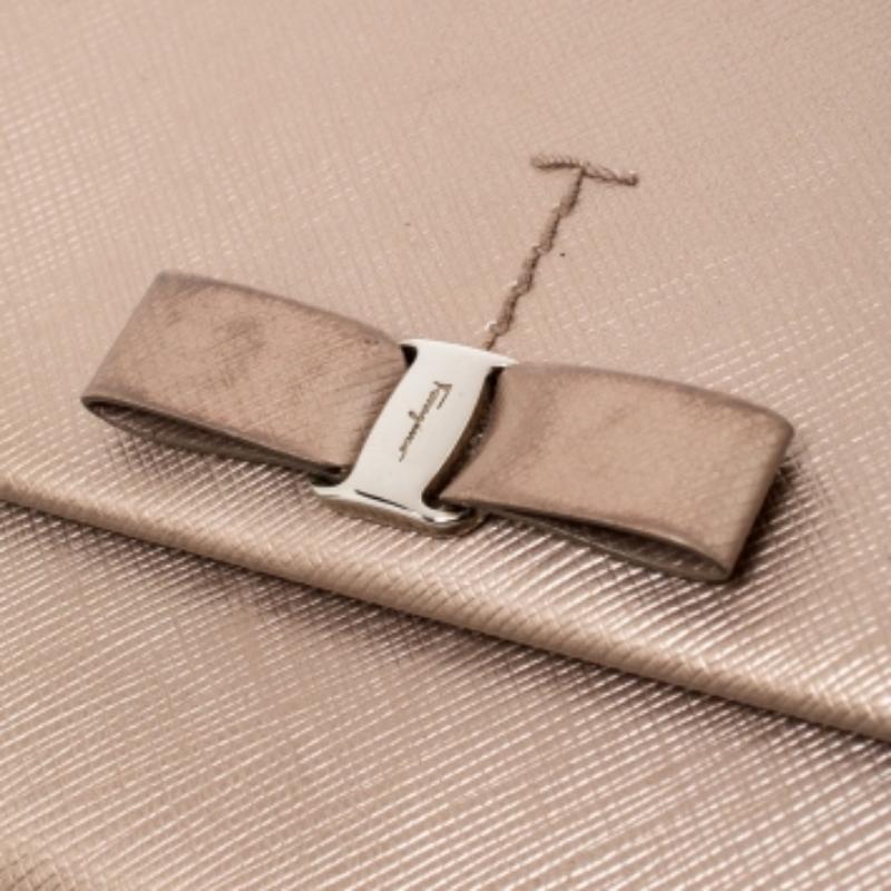 Salvatore Ferragamo Beige Metallic Portemonnaie aus Leder mit kontinentaler Schleife im Angebot 3