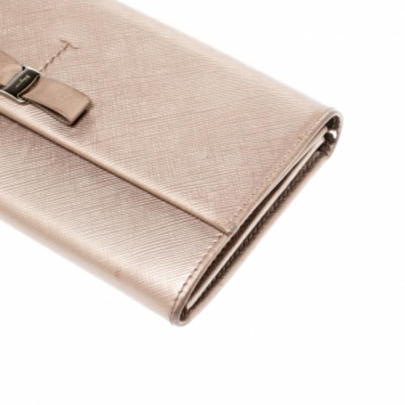 Salvatore Ferragamo Beige Metallic Portemonnaie aus Leder mit kontinentaler Schleife im Angebot 4
