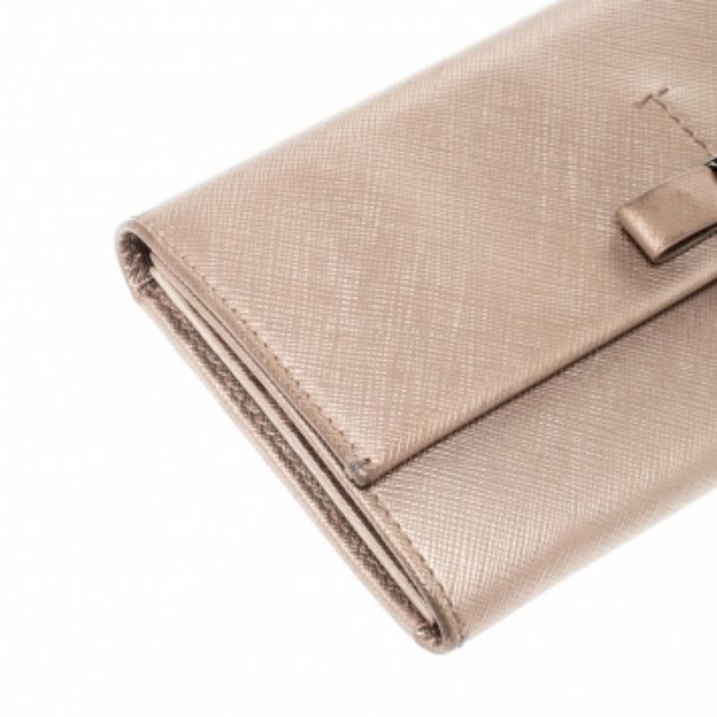 Salvatore Ferragamo Beige Metallic Portemonnaie aus Leder mit kontinentaler Schleife im Angebot 5