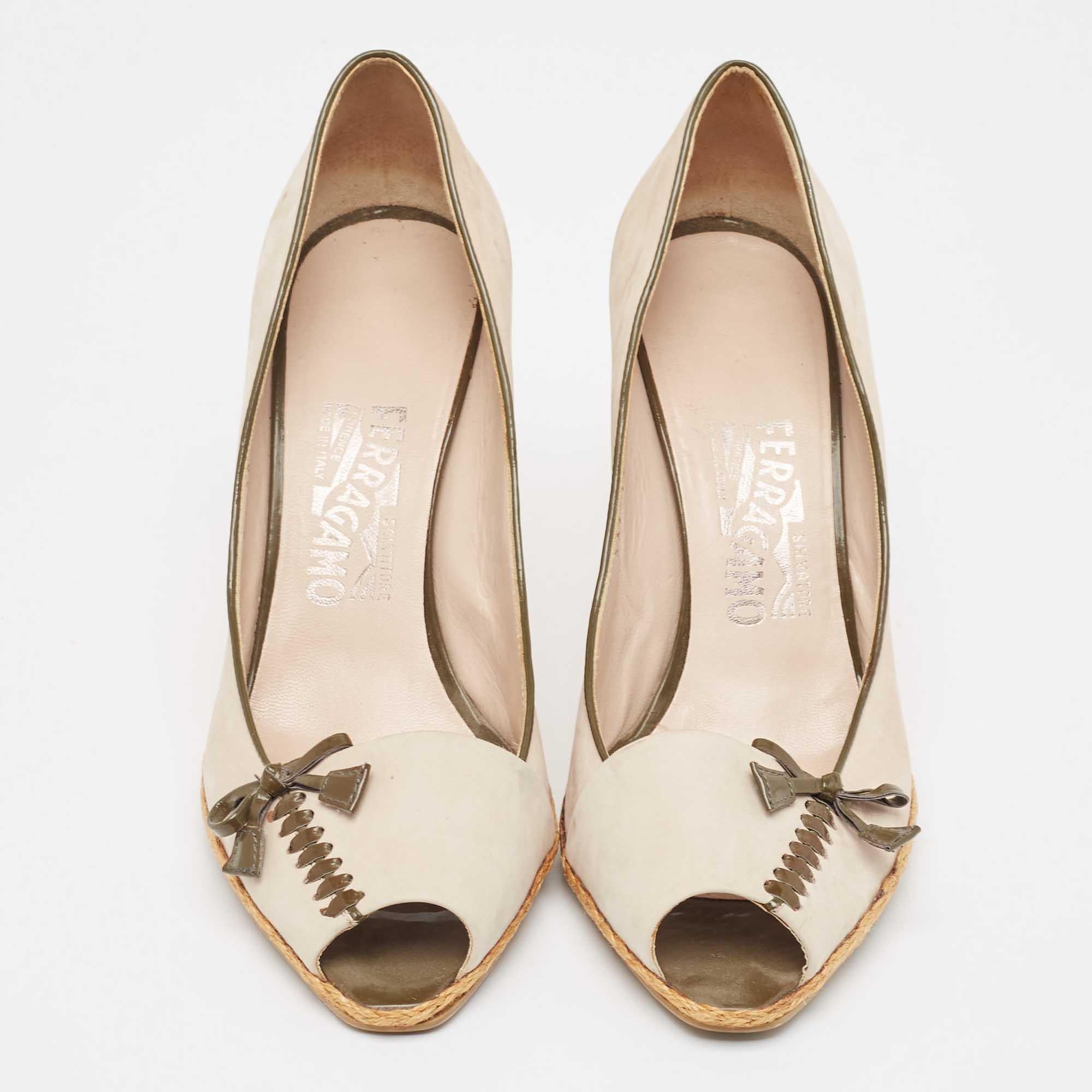 Salvatore Ferragamo Beige Pelle Nubuck Peep Toe Pumps Taglia 38.5 In condizioni discrete in vendita a Dubai, Al Qouz 2