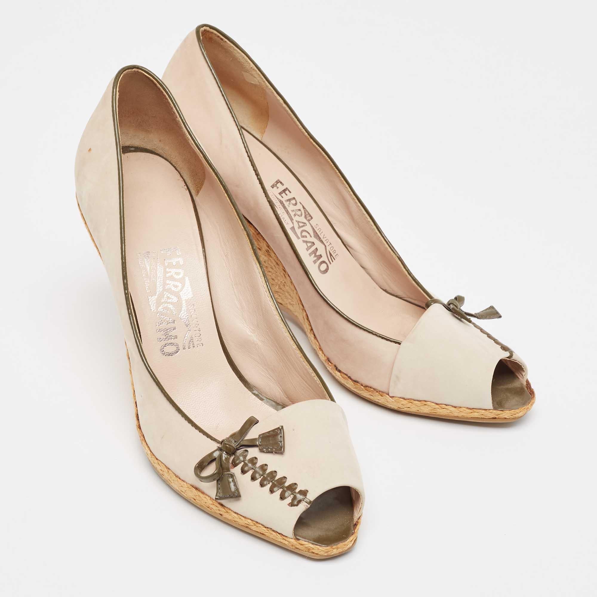 Donna Salvatore Ferragamo Beige Pelle Nubuck Peep Toe Pumps Taglia 38.5 in vendita