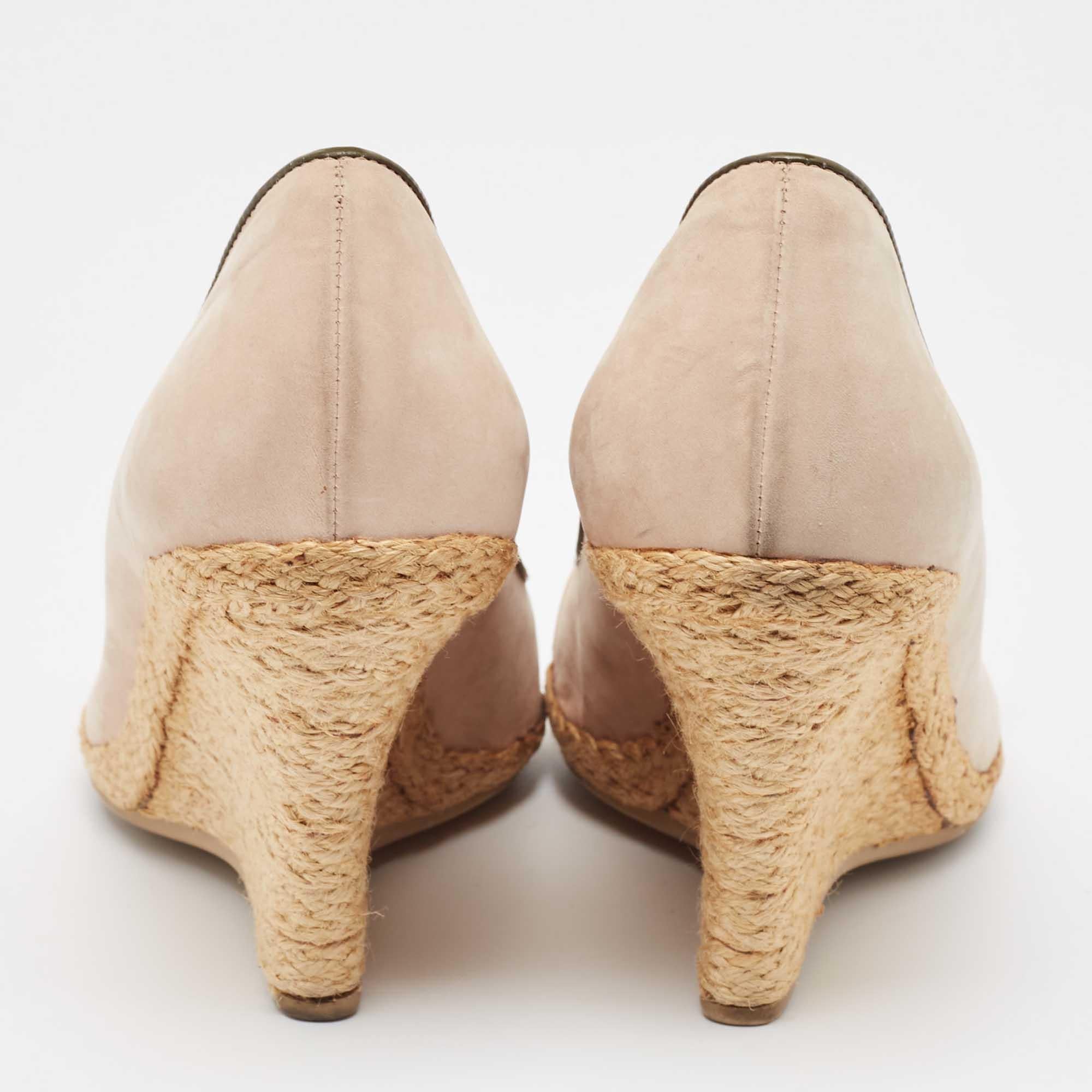 Salvatore Ferragamo Beige Pelle Nubuck Peep Toe Pumps Taglia 38.5 in vendita 1