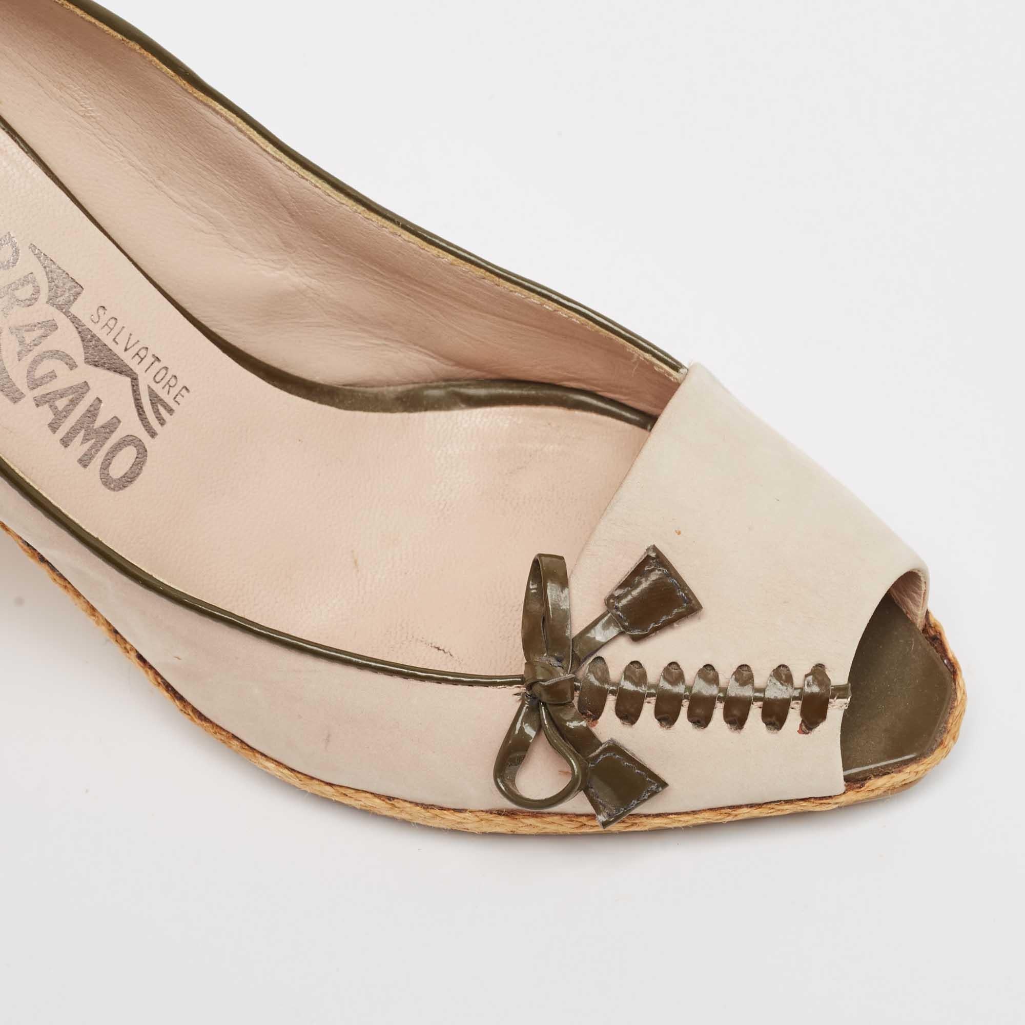 Salvatore Ferragamo Beige Pelle Nubuck Peep Toe Pumps Taglia 38.5 in vendita 3