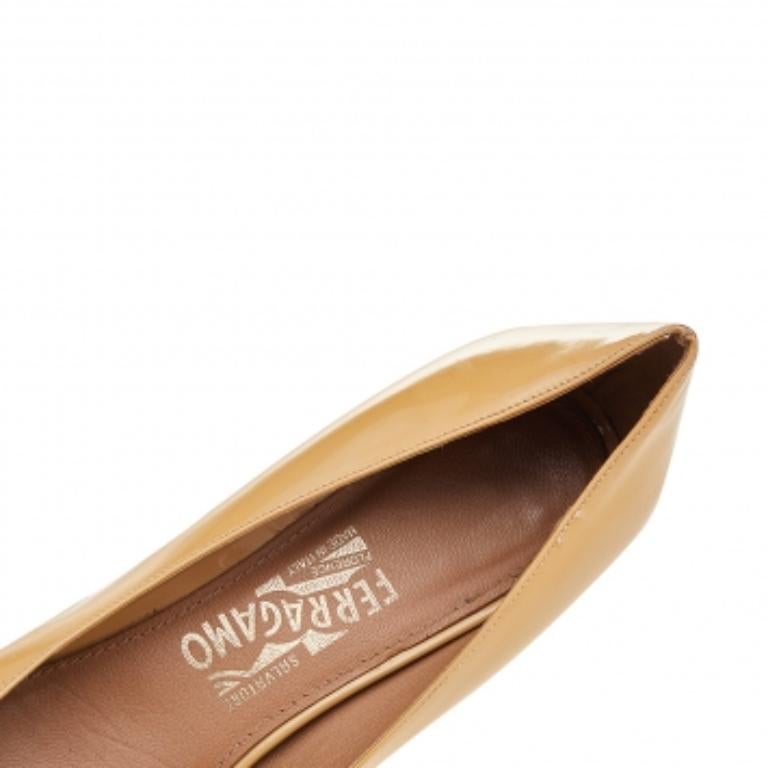 Es ist an der Zeit, Ihren Stil aufzufrischen, indem Sie dieses Paar Salvatore Ferragamo Pumps zu Ihrem Ensemble hinzufügen. Der schneidige, gepflegte Look ist mit diesem Paar Pumps möglich. Diese Pumps sind aus Leder und mit dem charakteristischen
