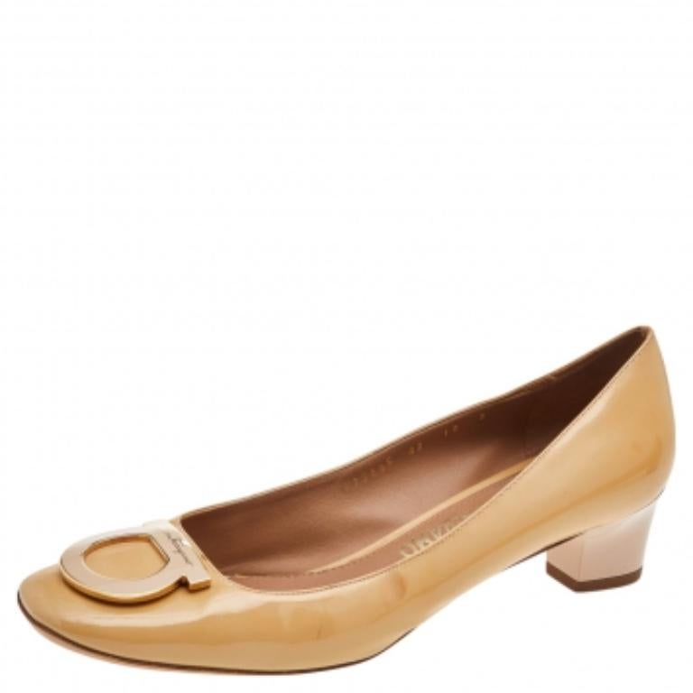 Salvatore Ferragamo Beige Lackleder Blockabsatz Pumps Größe 40.5 im Angebot 2