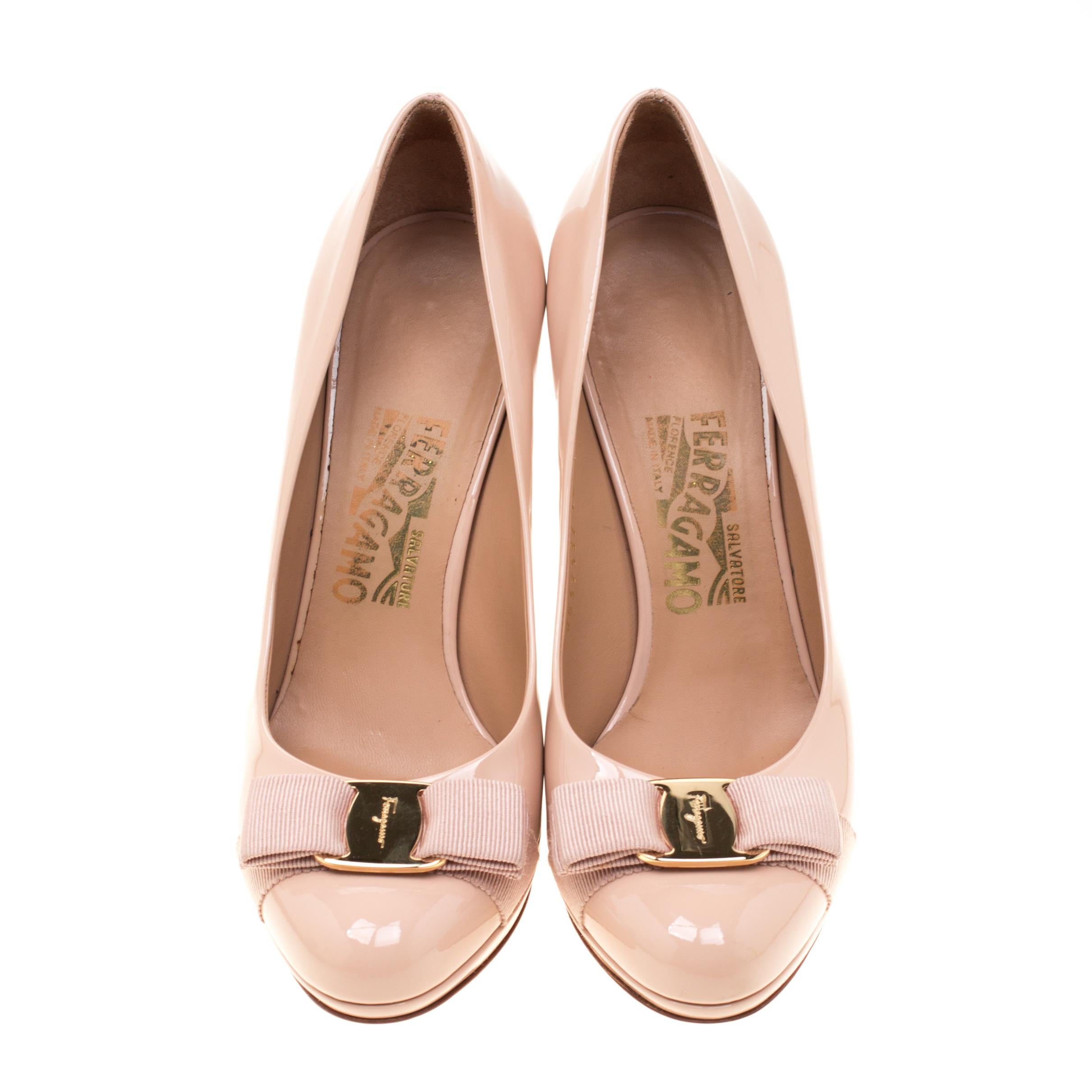 From the house of Salvatore Ferragamo, Vara pumps are tastefully designed. This classic pair in patent leather will match well with almost all your outfits. The beige pumps feature iconic grosgrain bows with a gold-tone metal that has an engraved