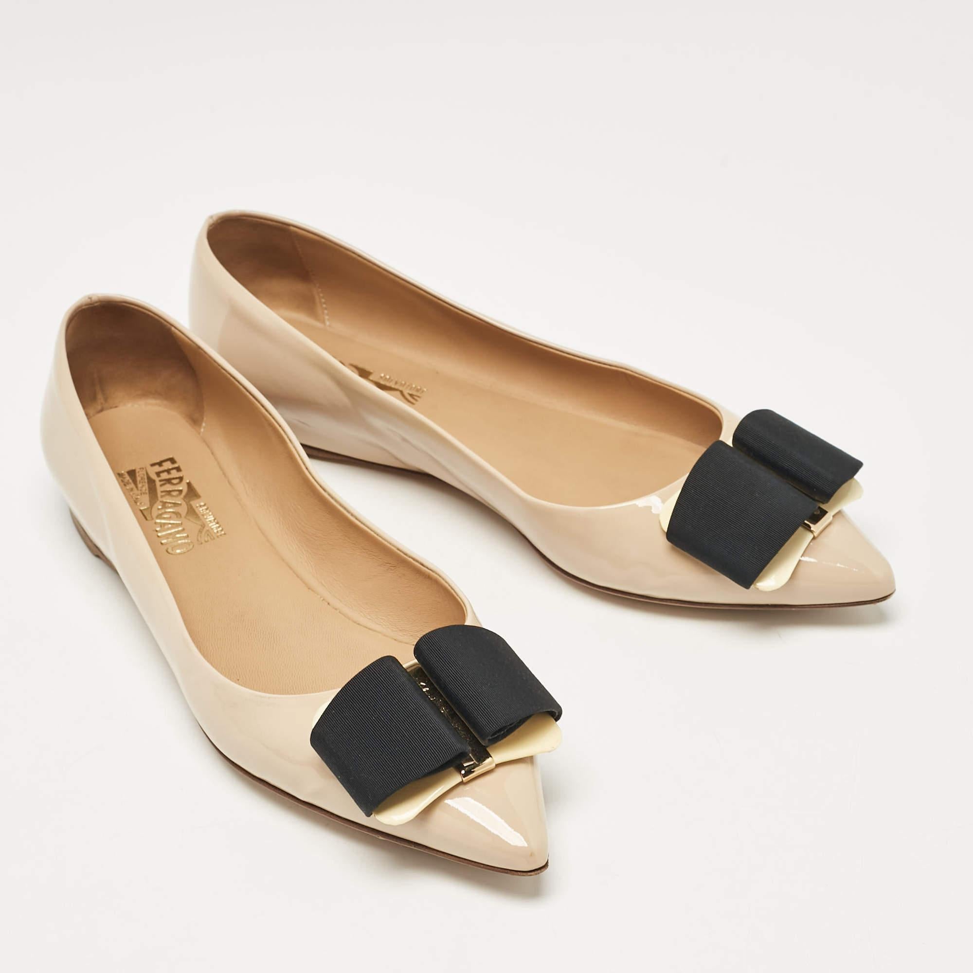 Salvatore Ferragamo Ballerine Mimi in vernice beige misura 38 In condizioni buone a Dubai, Al Qouz 2