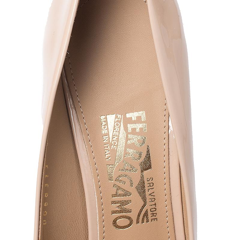 Salvatore Ferragamo Beige Patent Leather Pola Vara Bow Peep Toe Pumps Size 40.5 In Excellent Condition In Dubai, Al Qouz 2
