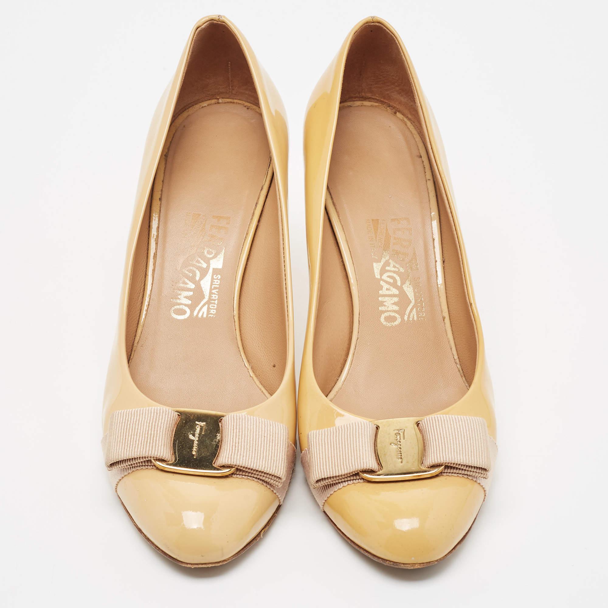Salvatore Ferragamo Beige Patent Leather Vara Bow Block Heel Pumps Taglia 36.5 In condizioni buone in vendita a Dubai, Al Qouz 2
