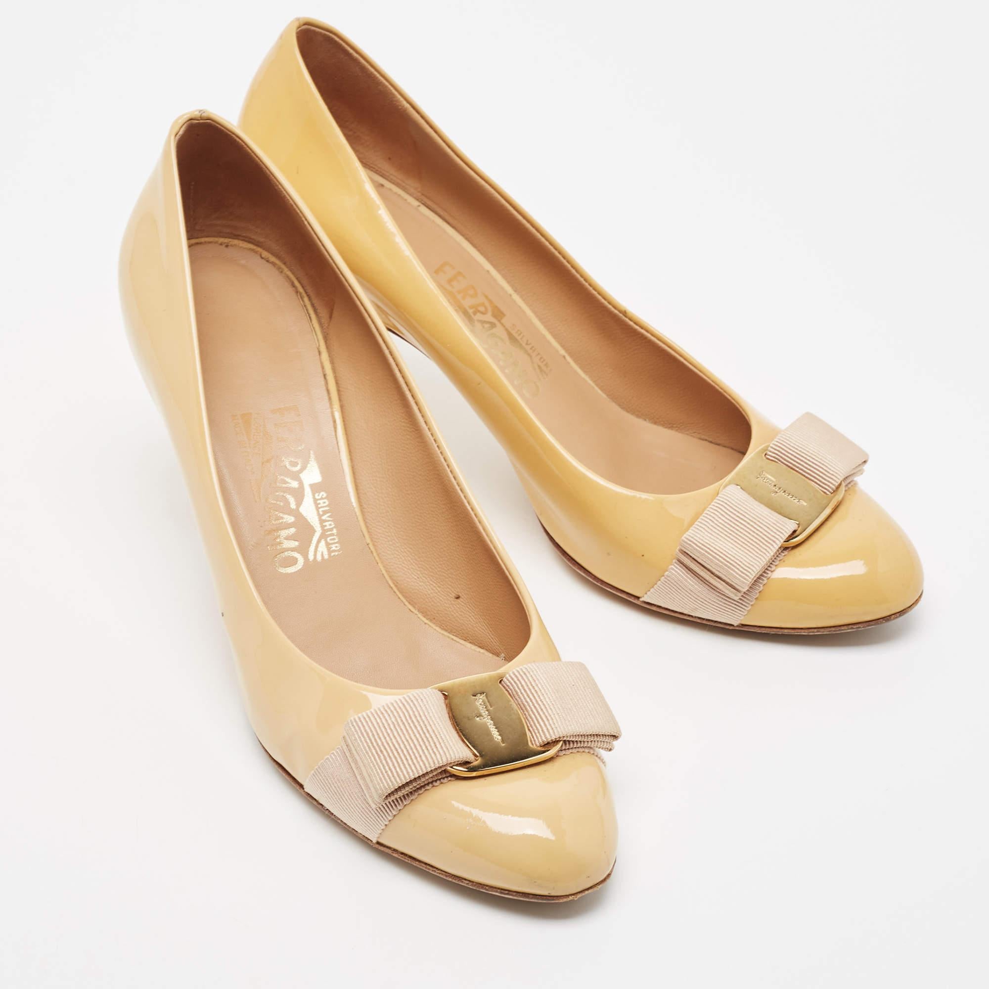 Donna Salvatore Ferragamo Beige Patent Leather Vara Bow Block Heel Pumps Taglia 36.5 in vendita