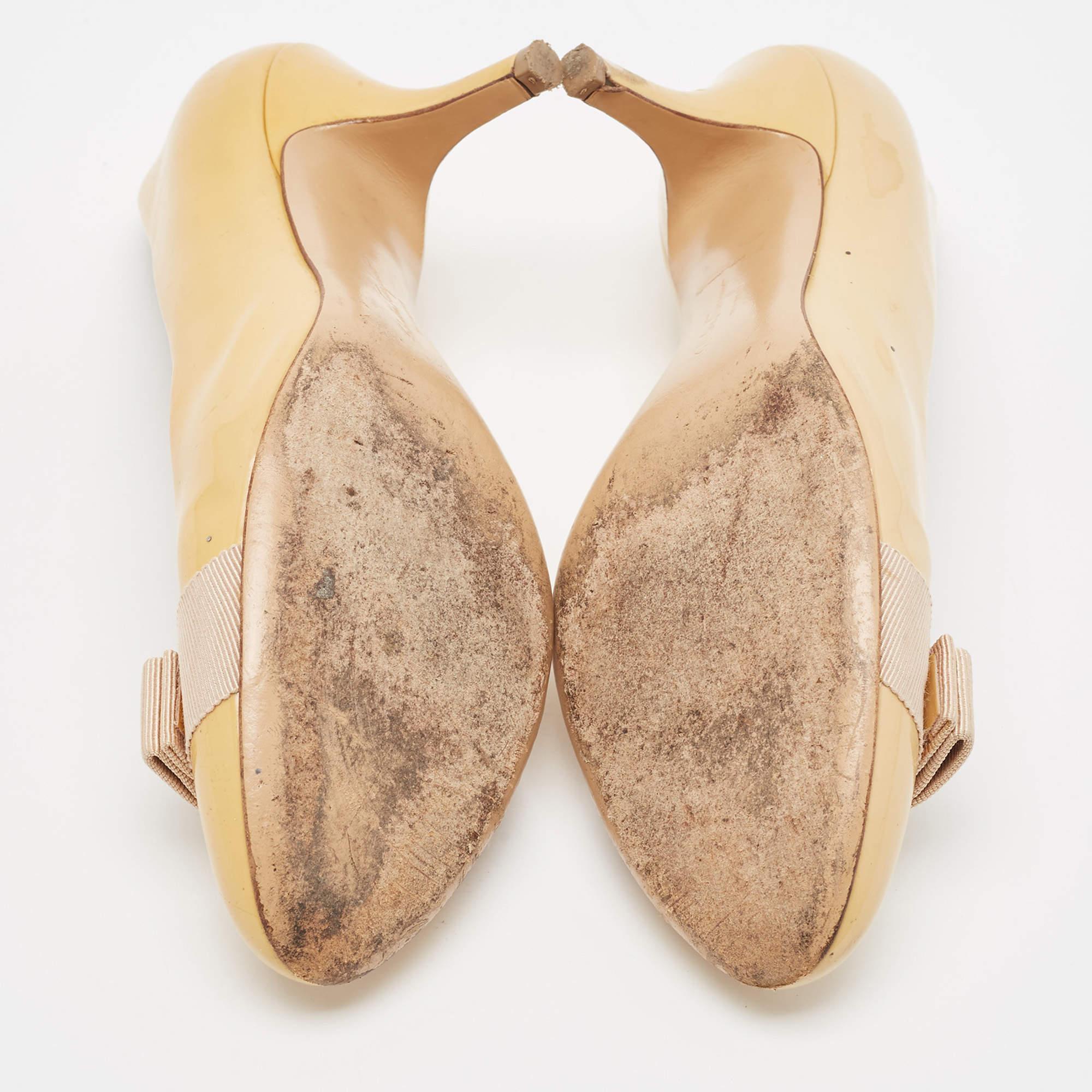 Salvatore Ferragamo Beige Patent Leather Vara Bow Block Heel Pumps Taglia 36.5 in vendita 2