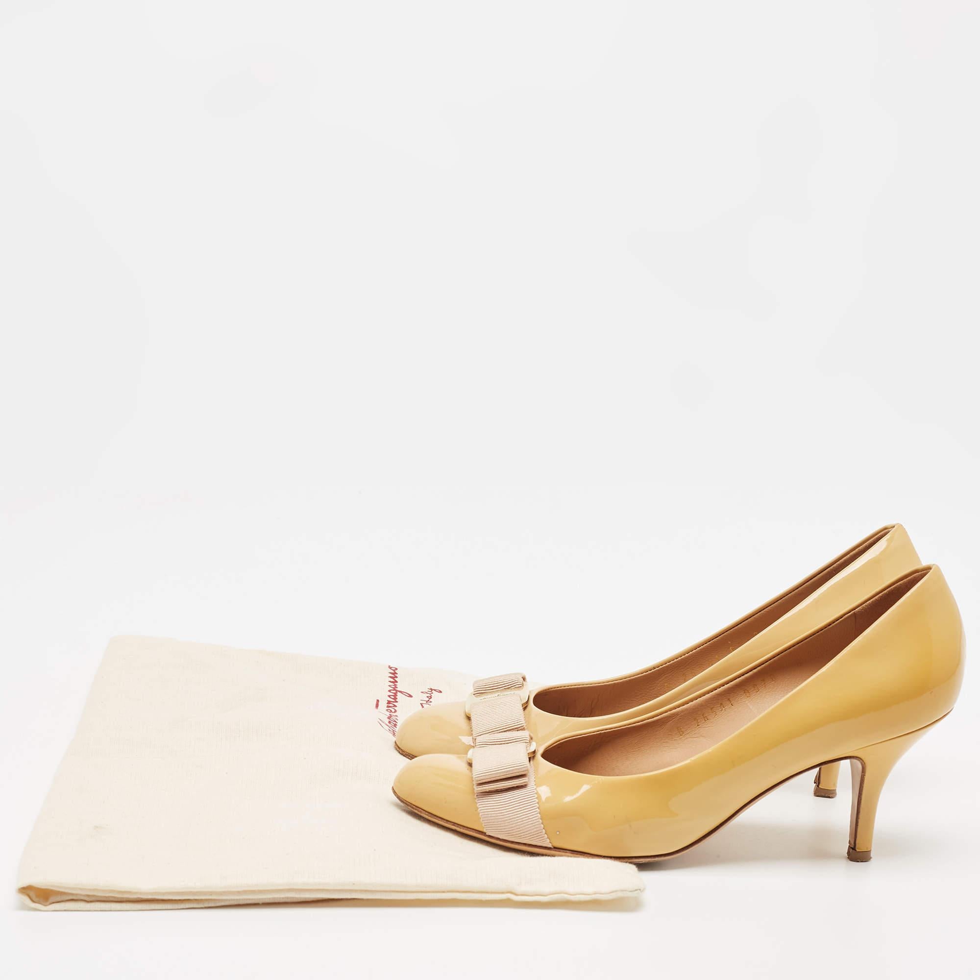 Salvatore Ferragamo Beige Patent Leather Vara Bow Block Heel Pumps Taglia 36.5 in vendita 5