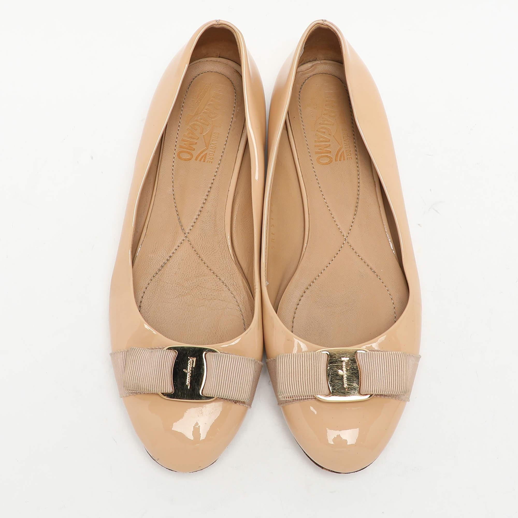 Salvatore Ferragamo Beige Patent Leather Varina Ballet Flats Size 38 In Fair Condition For Sale In Dubai, Al Qouz 2