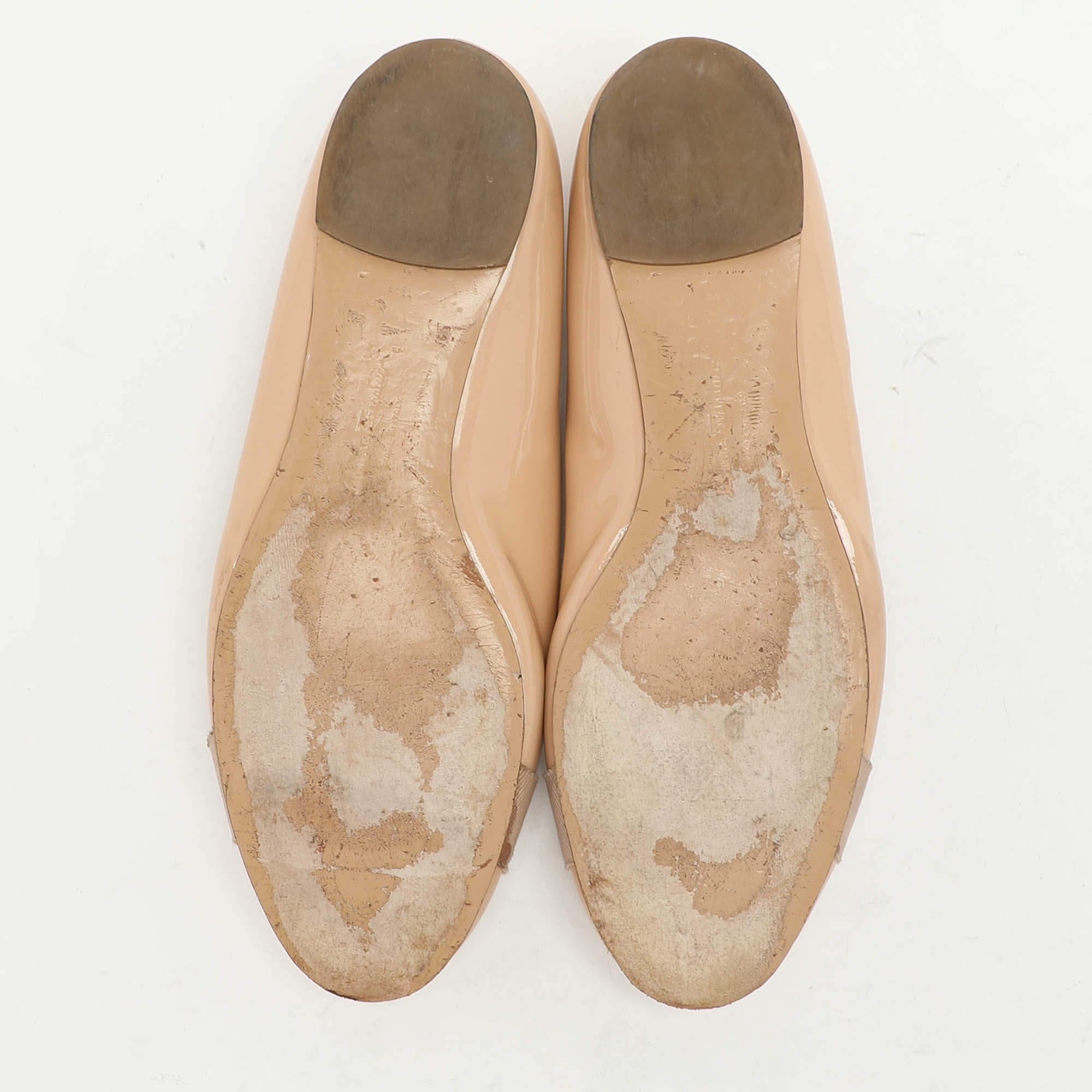 Salvatore Ferragamo Beige Patent Leather Varina Ballet Flats Size 38 For Sale 2