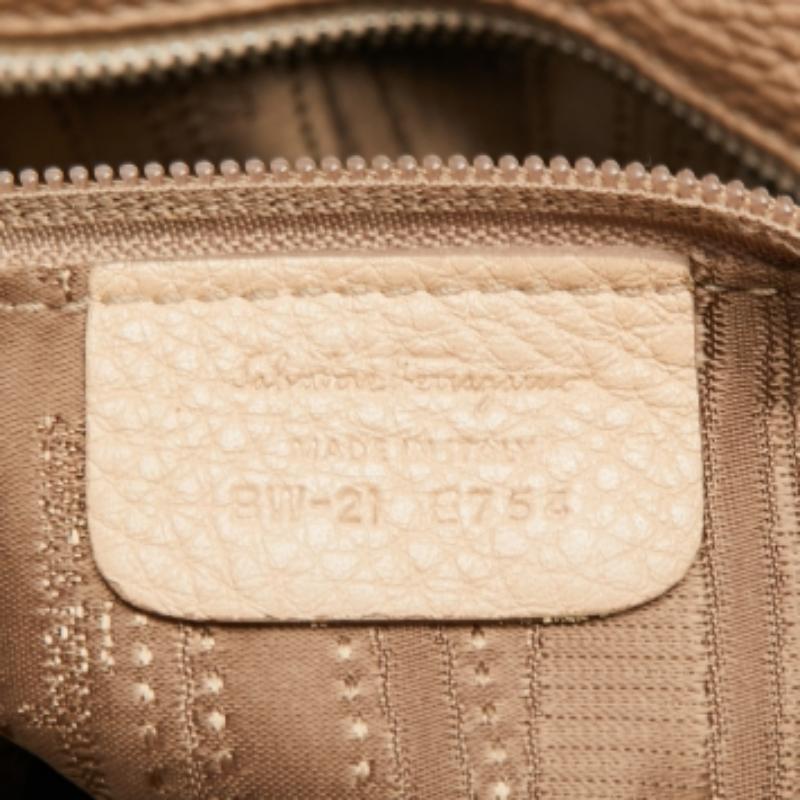 Salvatore Ferragamo Beige Pebbled Leather Dotty Tote (fourre-tout à pois en cuir) État moyen - En vente à Dubai, Al Qouz 2