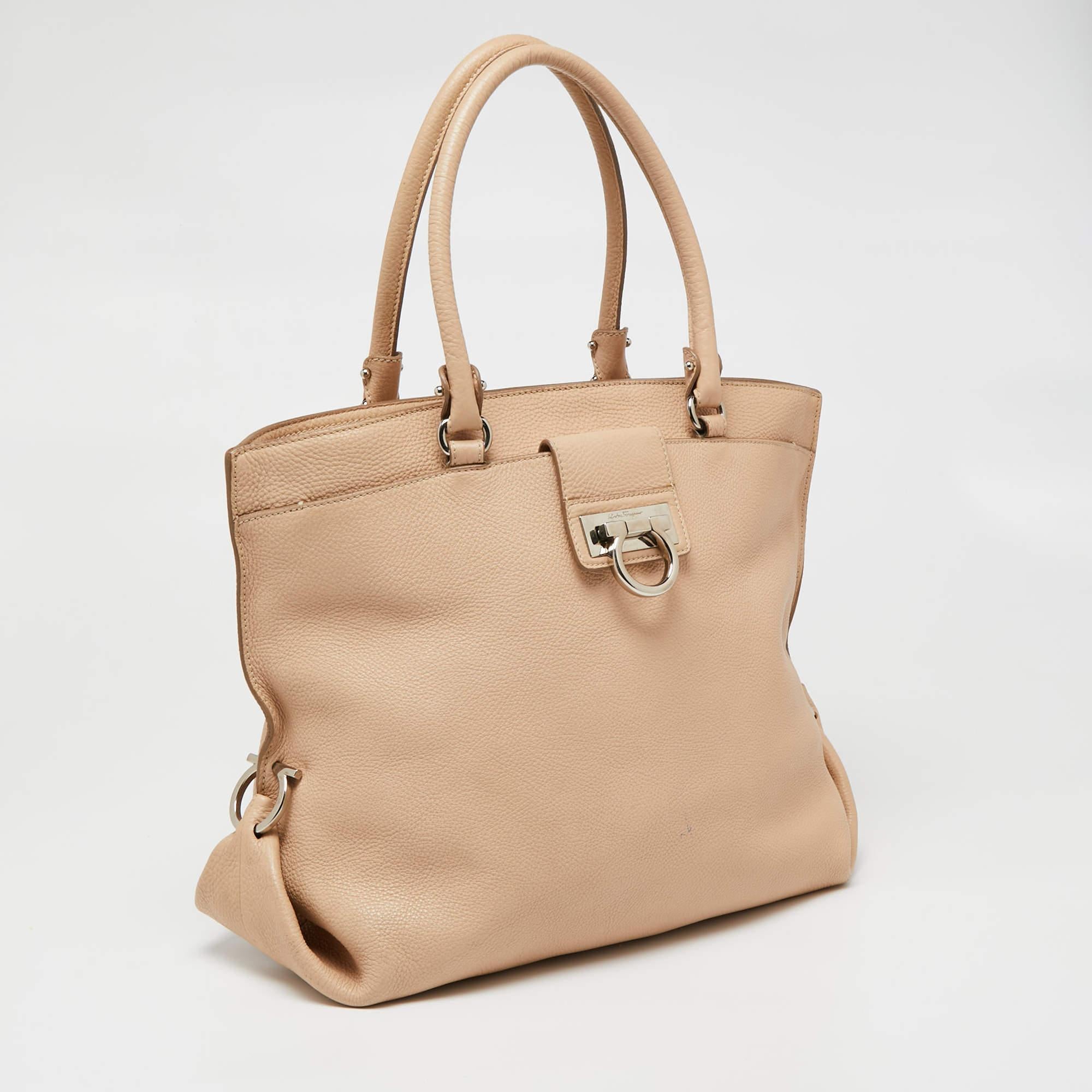Salvatore Ferragamo Beige Pebbled Leather Dotty Tote In New Condition In Dubai, Al Qouz 2