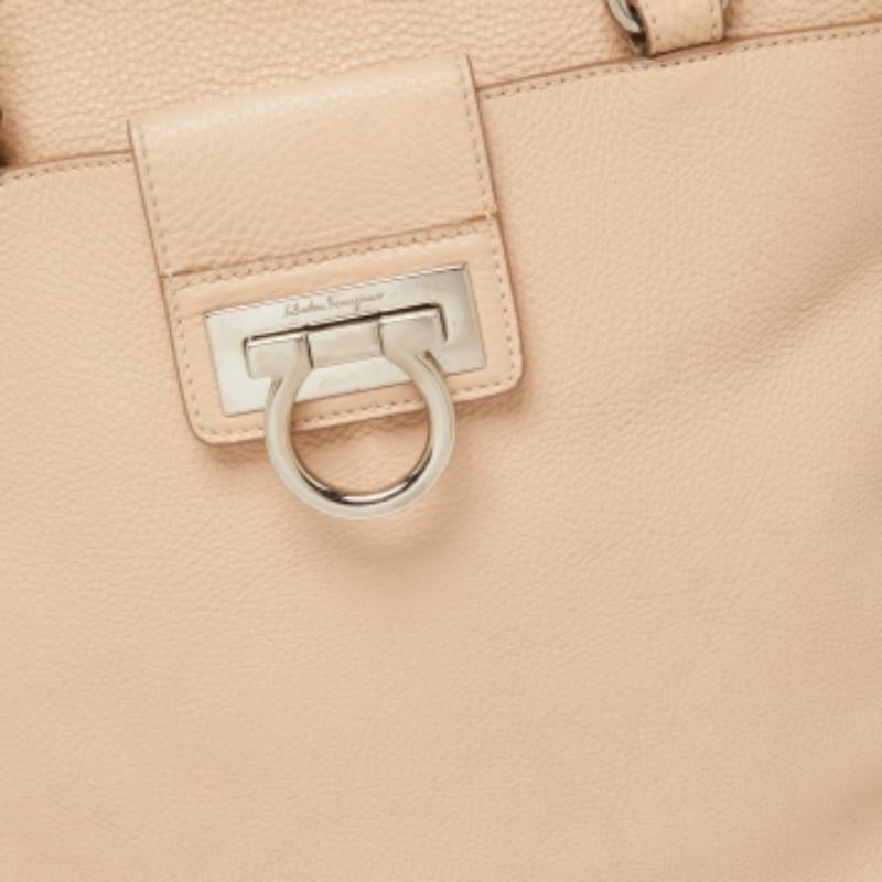 Salvatore Ferragamo Beige Pebbled Leather Dotty Tote (fourre-tout à pois en cuir) en vente 2