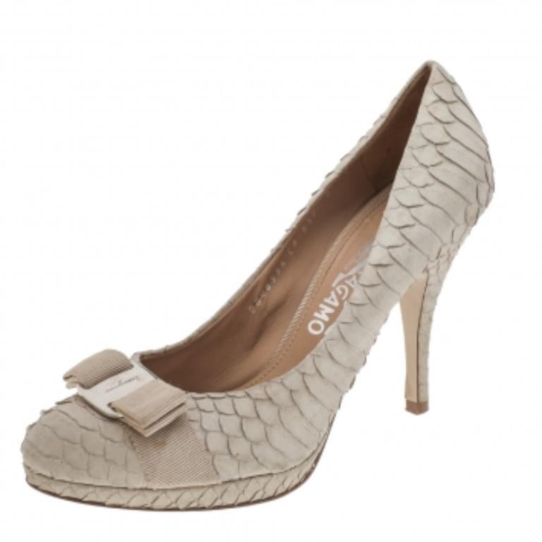 Salvatore Ferragamo Beige Python Vara Schleife Plateau Pumps Größe 38.5 im Zustand „Gut“ im Angebot in Dubai, Al Qouz 2