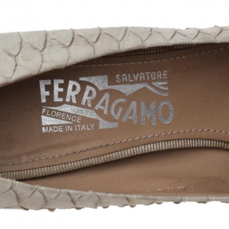 Salvatore Ferragamo Beige Python Vara Schleife Plateau Pumps Größe 38.5 Damen im Angebot