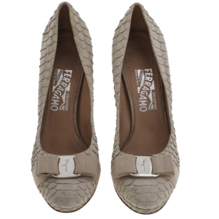 Salvatore Ferragamo Beige Python Vara Schleife Plateau Pumps Größe 38.5 im Angebot 1