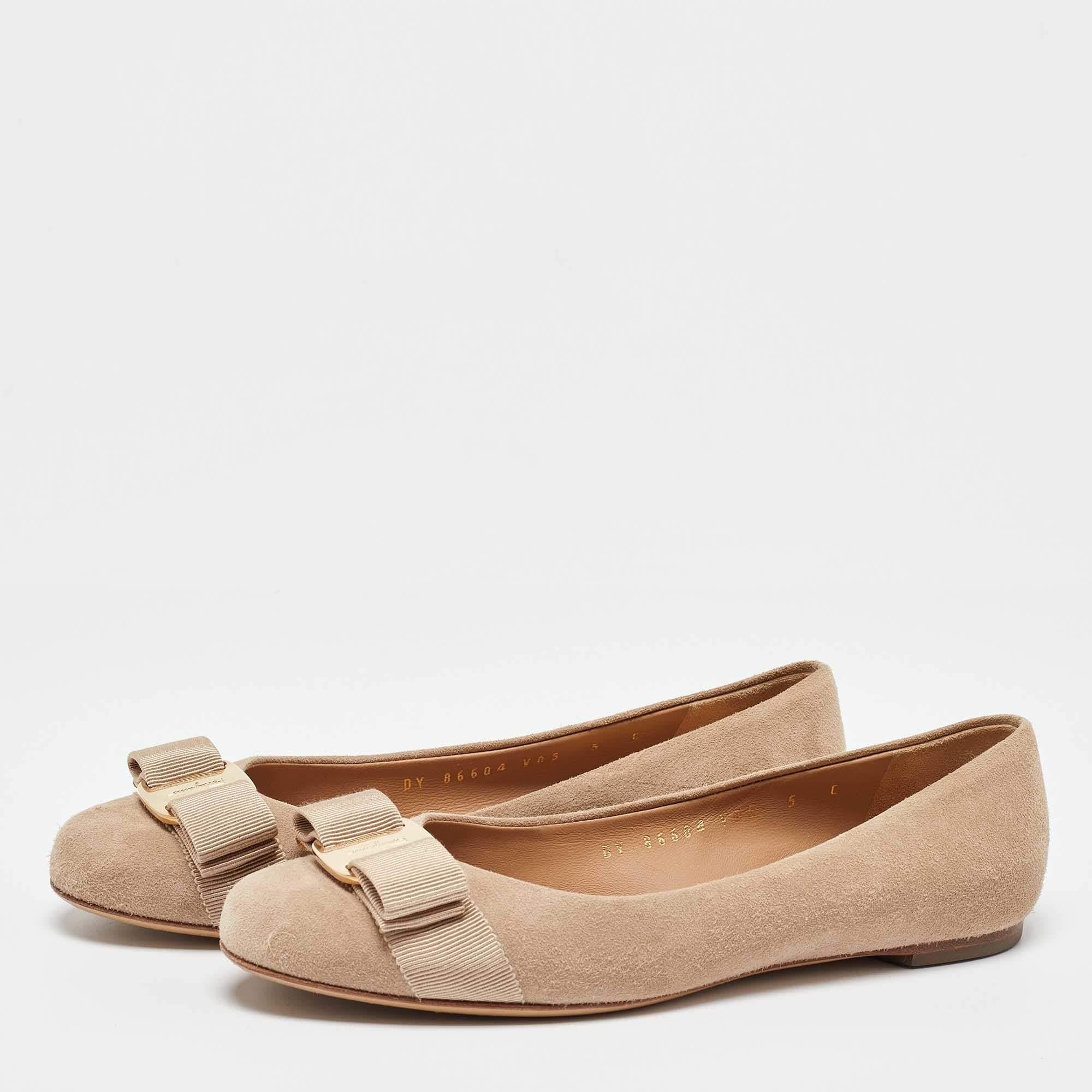 Fashion is the perfect blend of luxury with comfort and this pair of ballet flats from the house of Ferragamo exudes just that. Crafted from smooth beige suede and styled with their signature Varina bow on the uppers these flats are ideal for