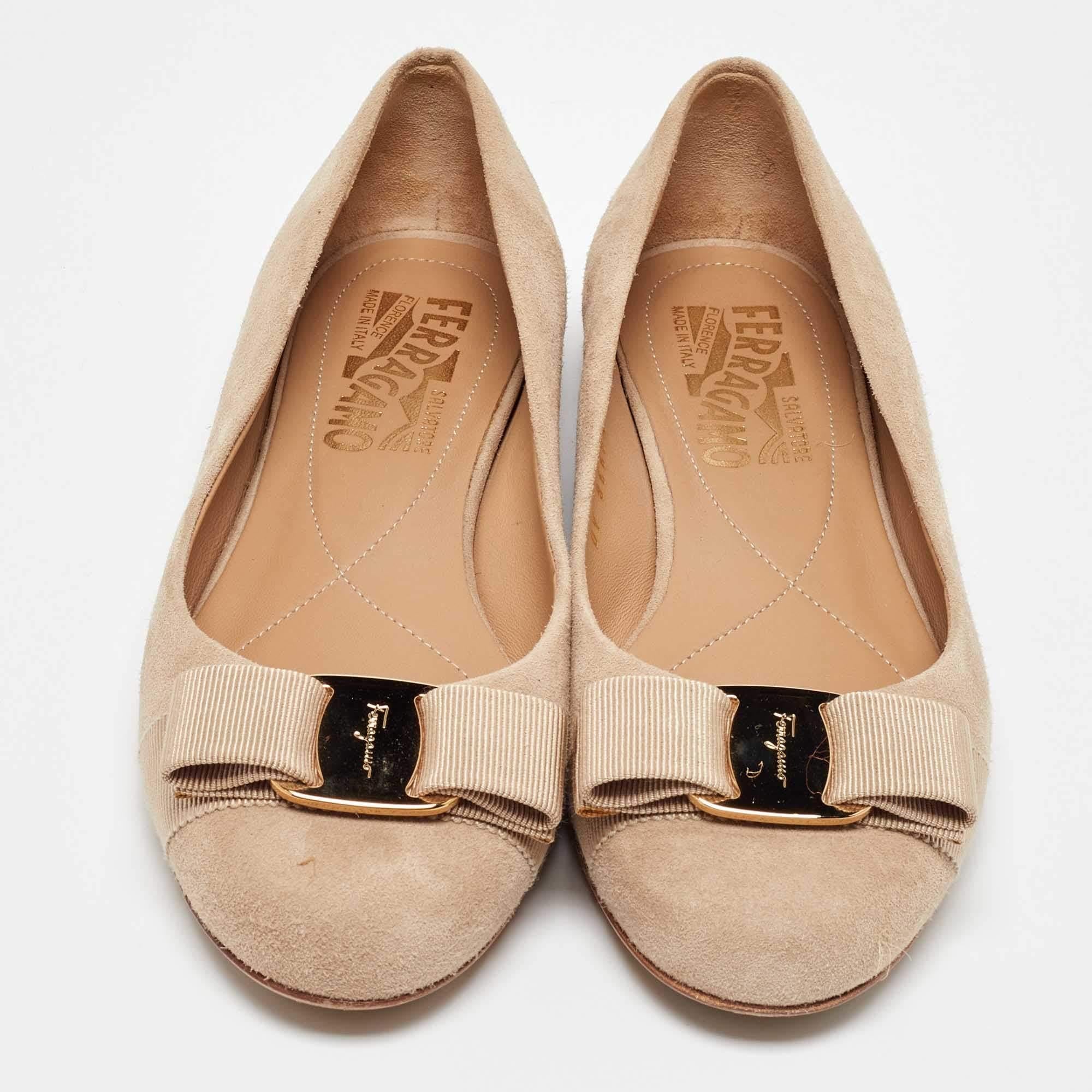 Salvatore Ferragamo Beige Suede Varina Ballet Flats Size 35.5 In Good Condition In Dubai, Al Qouz 2