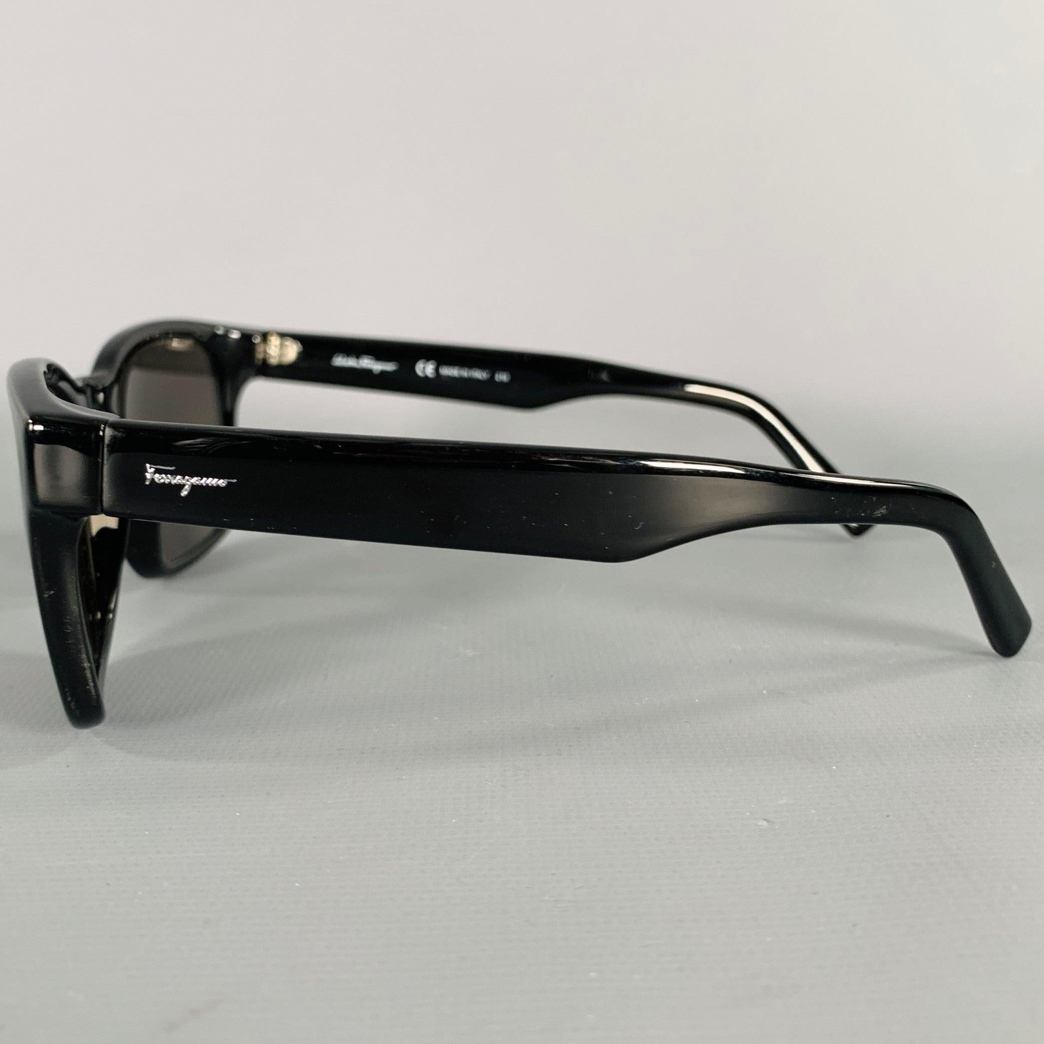 SALVATORE FERRAGAMO Lunettes de soleil en acétate noir Excellent état - En vente à San Francisco, CA