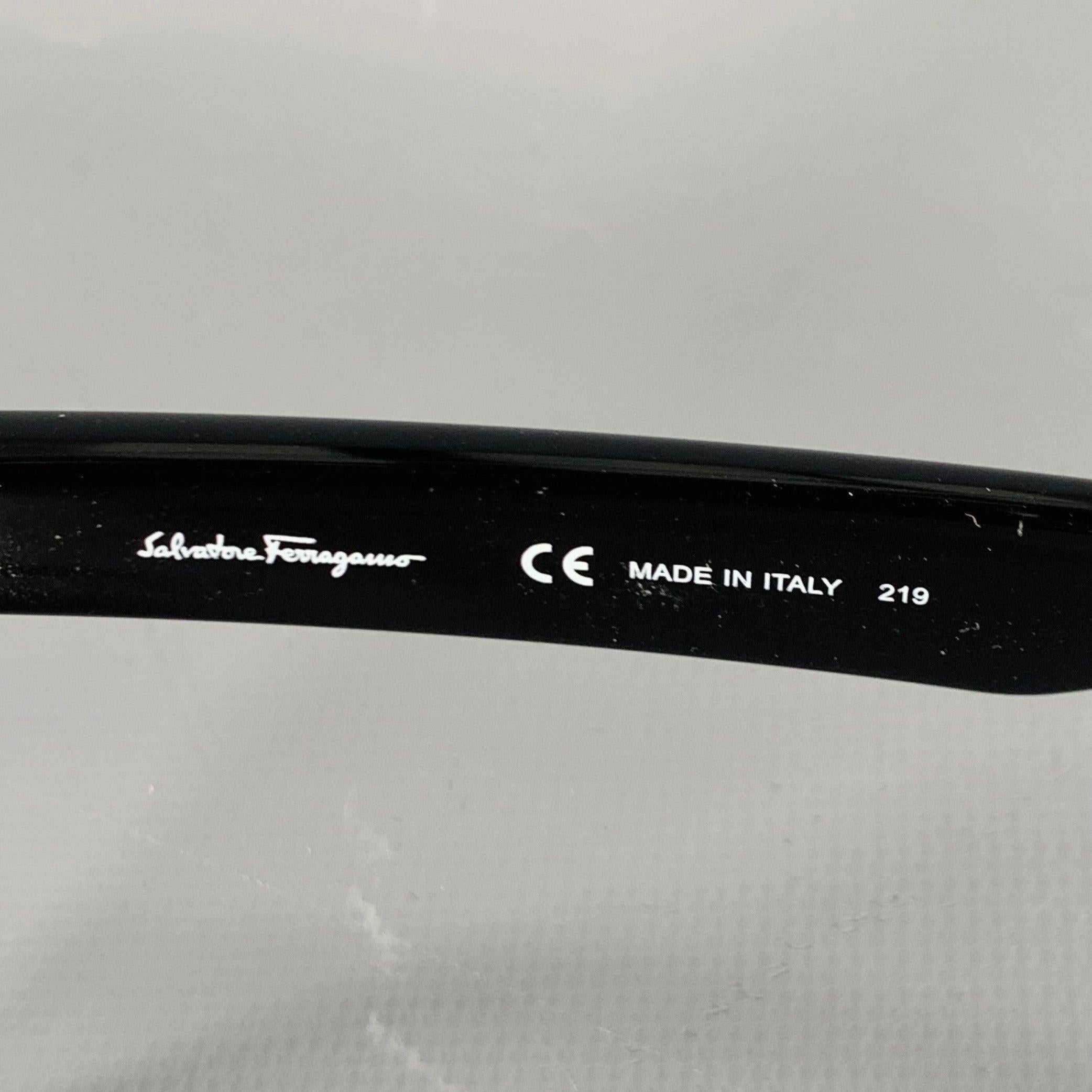 SALVATORE FERRAGAMO Lunettes de soleil en acétate noir en vente 1