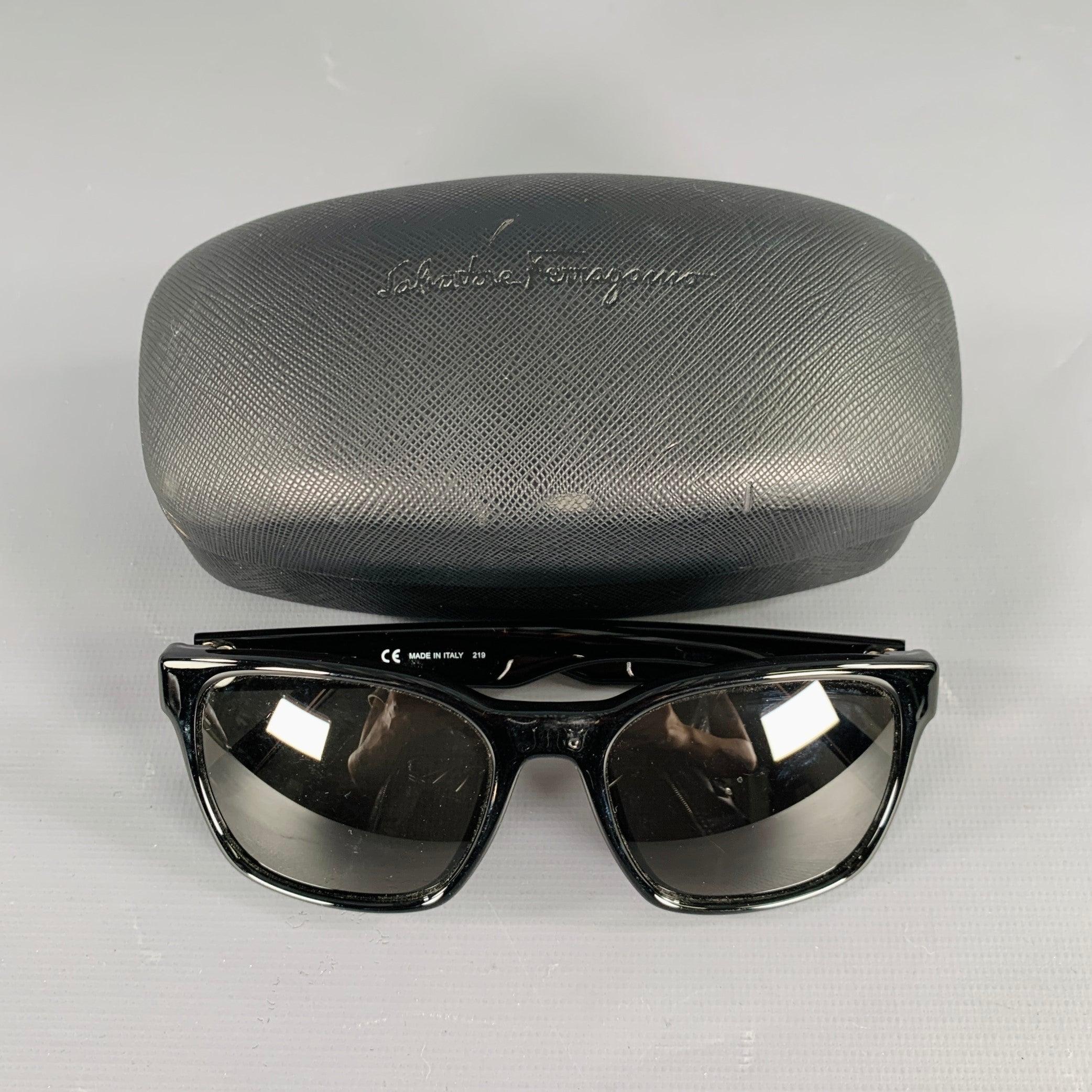 SALVATORE FERRAGAMO Lunettes de soleil en acétate noir en vente 2