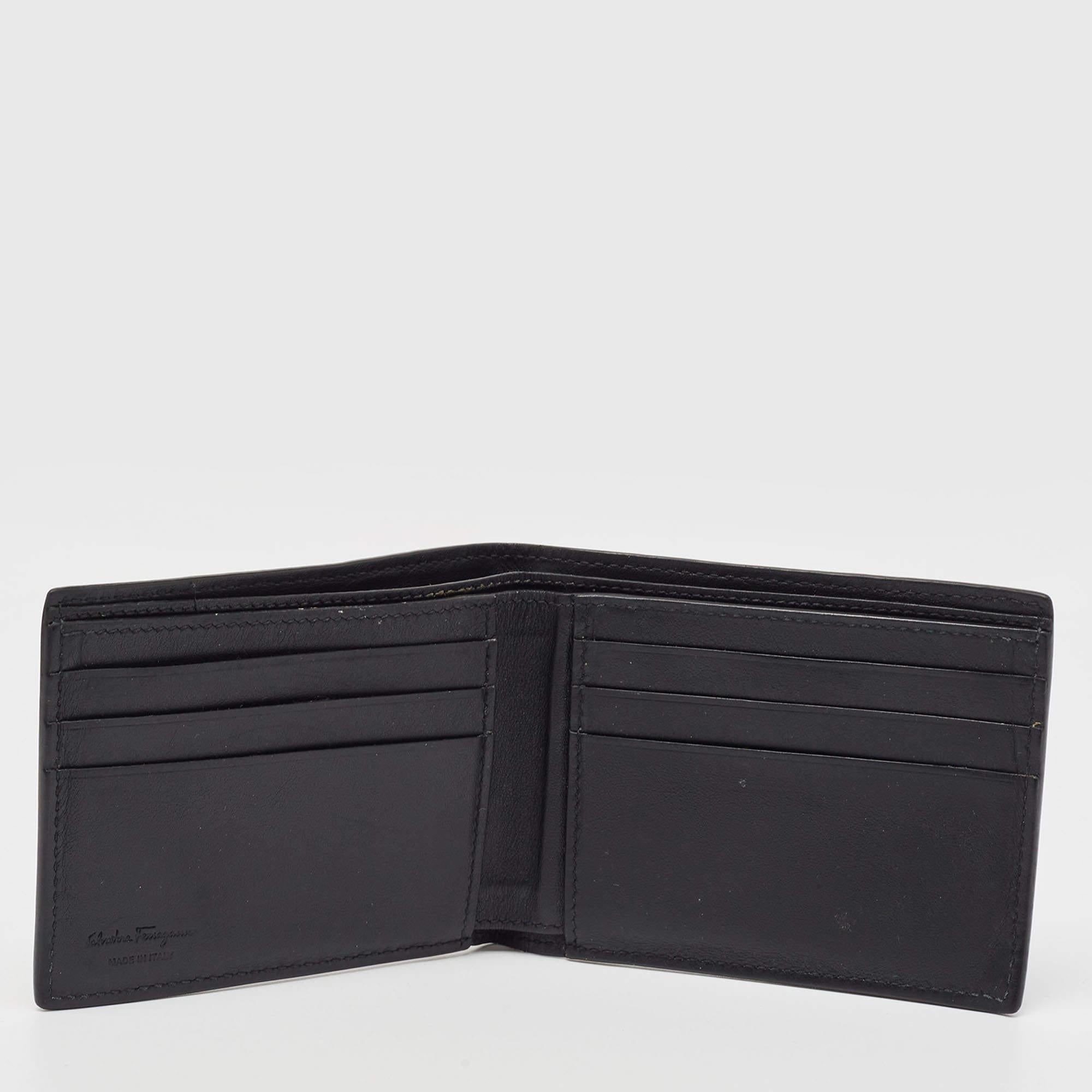 Questo portafoglio di design è un equilibrio perfetto tra raffinatezza e utilità razionale. È stato progettato con materiali di prima qualità e con una finitura elegante. La creazione è dotata di un ampio spazio per le tue necessità monetarie.
