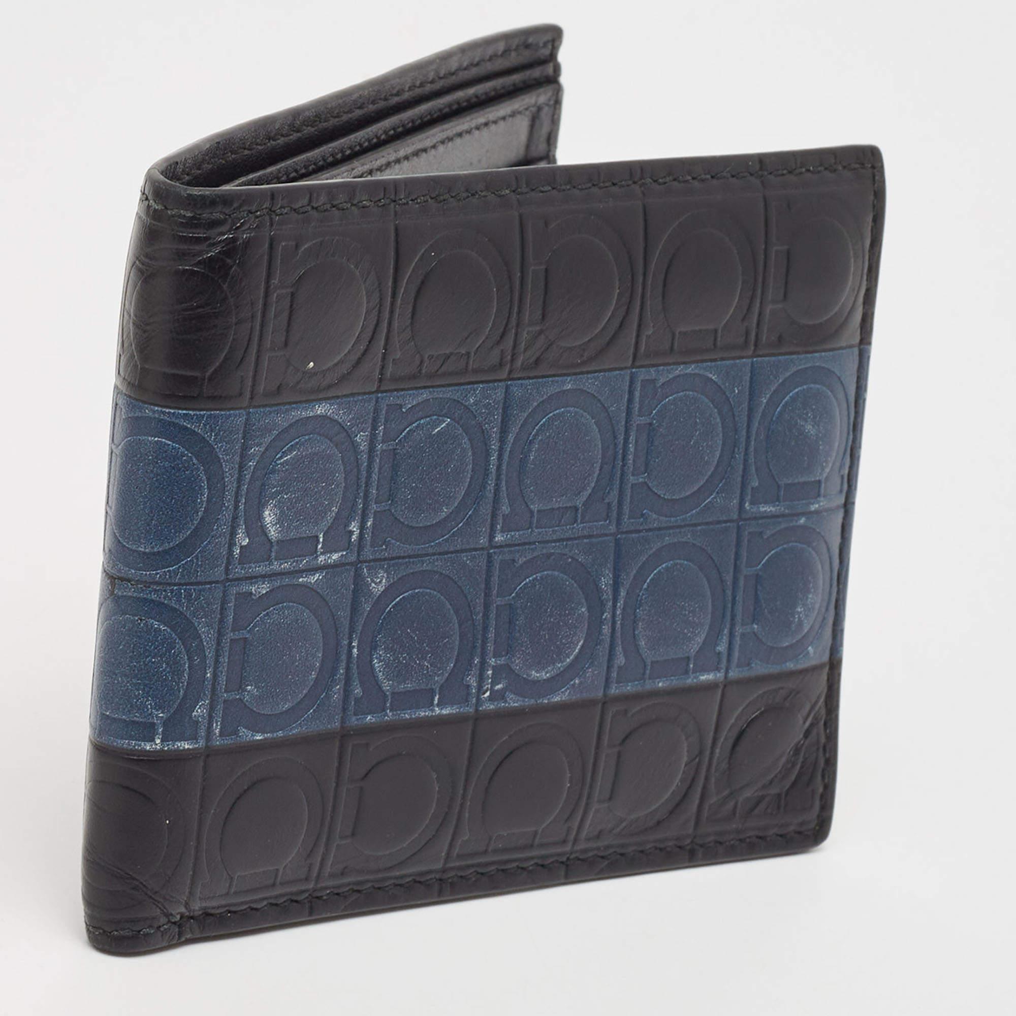 Nero Portafoglio Bifold in pelle con logo in rilievo nero/blu di Salvatore Ferragamo in vendita